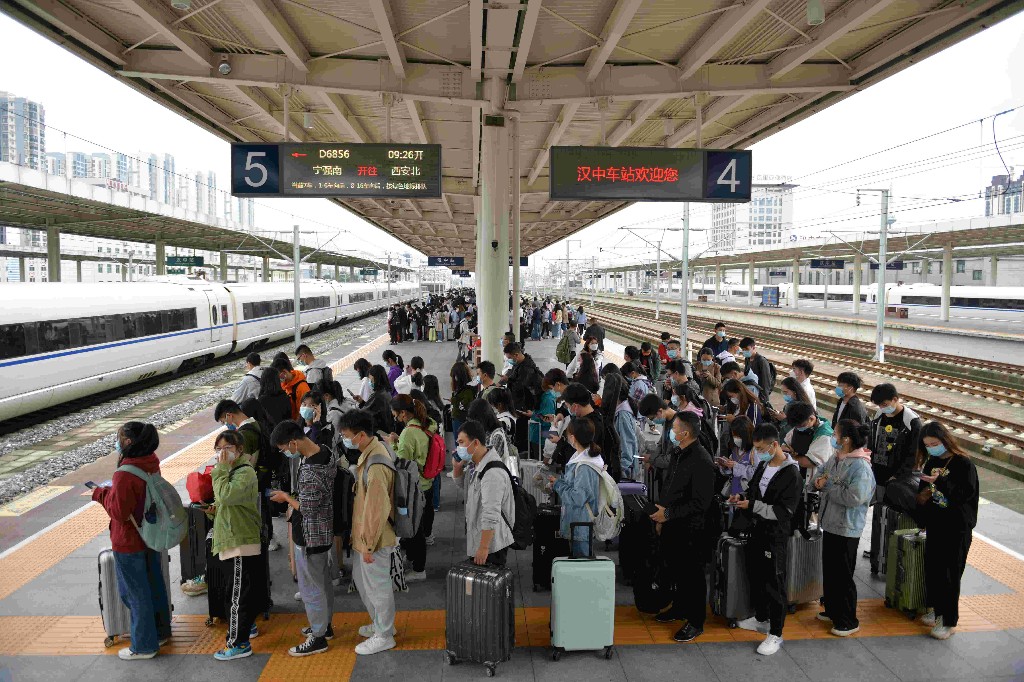 铁路迎来返程客流高峰加开79趟高铁列车服务返程旅客