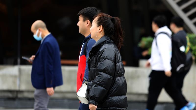 降温来   市民“武装”出行