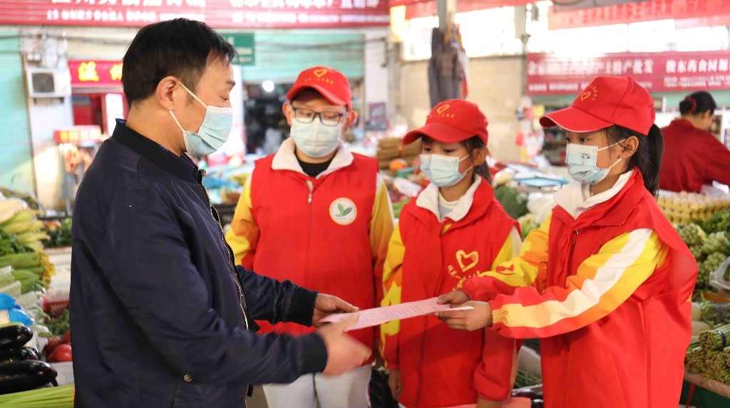 石泉县城关一小：小学生街头向市民宣讲节约粮食