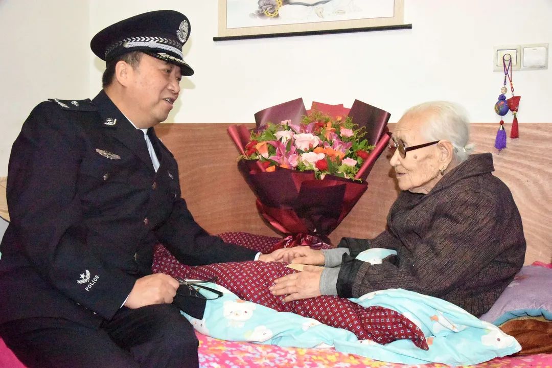111岁的西安“最老寿星”迎来“老朋友  长安公安重阳节走访慰老人共话警民鱼水情