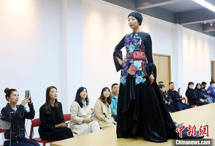 2021年9月，东乡绣娘身着带有“东乡刺绣”元素的民族服饰练习在T台走秀。(资料图) 高展 　摄