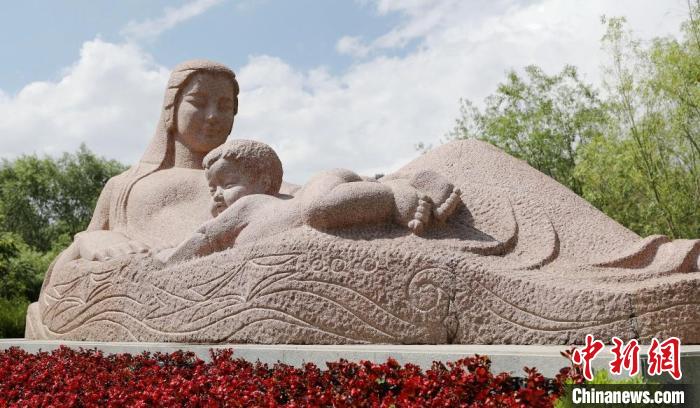 图为位于兰州市黄河畔的“黄河母亲”雕塑，不少游客慕名而来合影留念。(资料图) 闫姣 摄