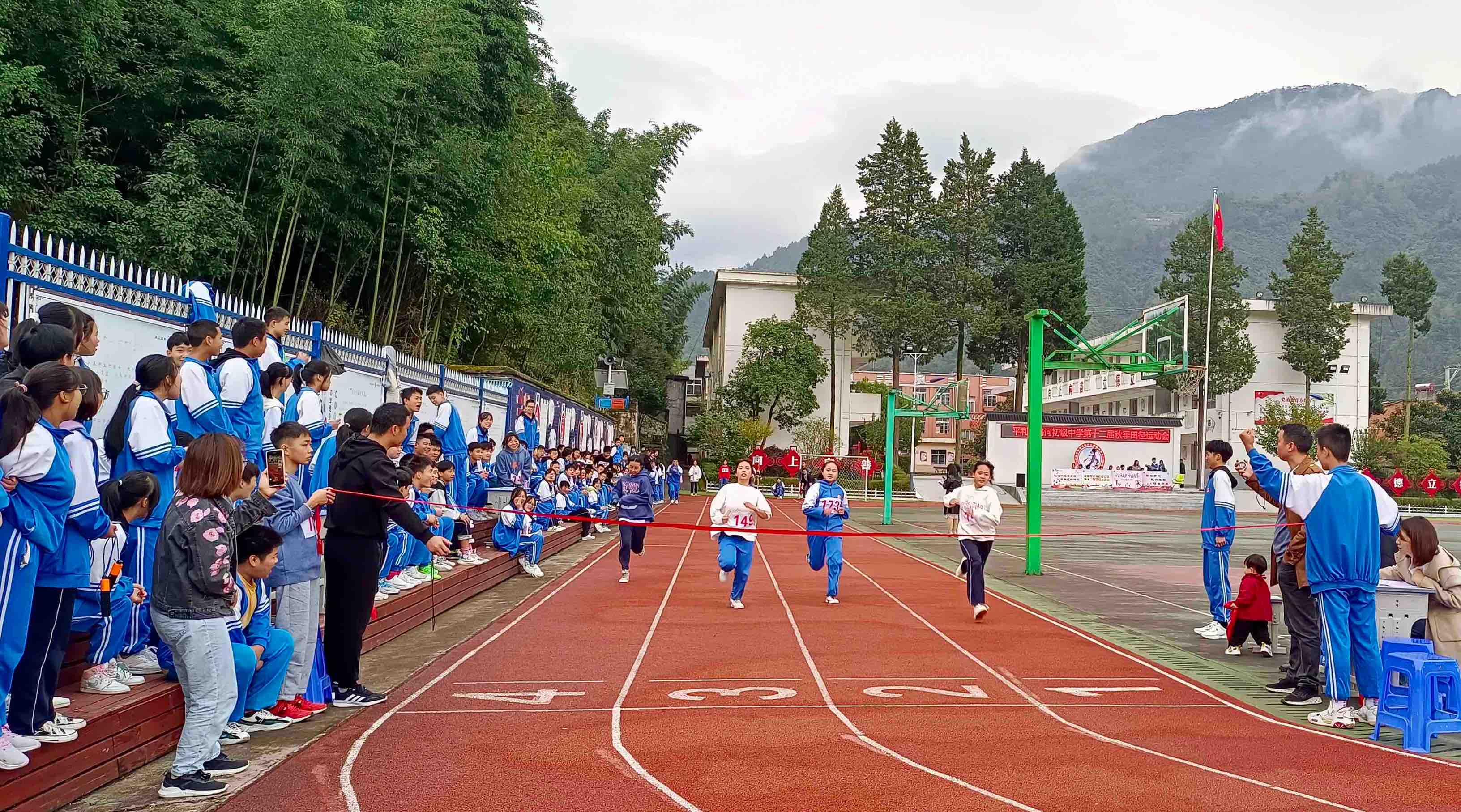 平利县洛河初级中学第十二 届秋季田经运动会胜利召开 