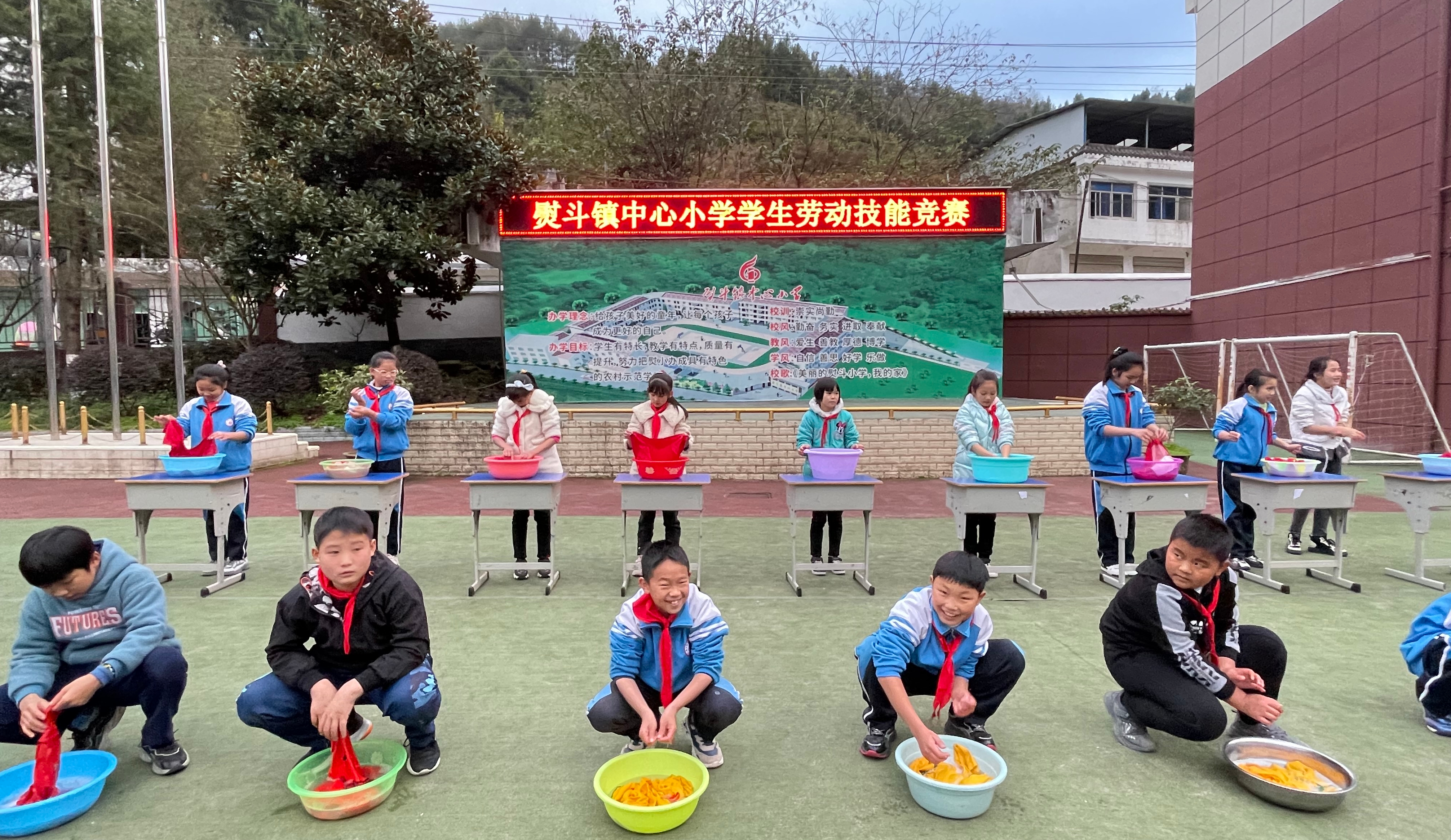 石泉县熨斗小学：巧手点燃劳动情 争做生活小达人