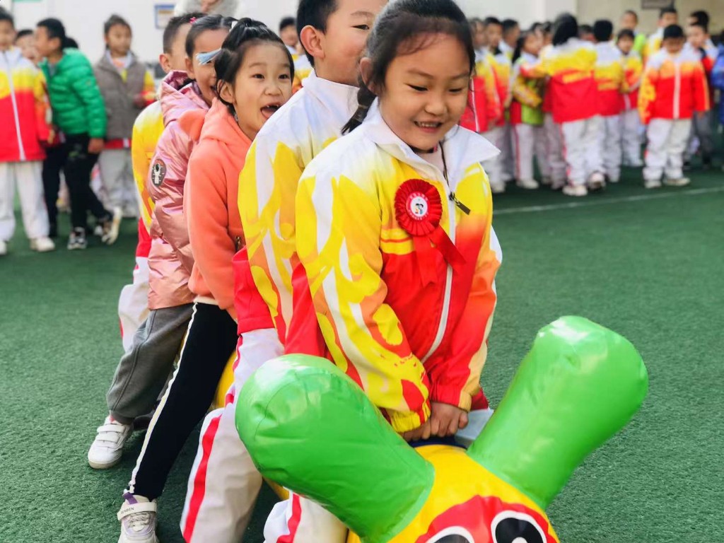 石泉县城关一小召开秋季趣味运动会