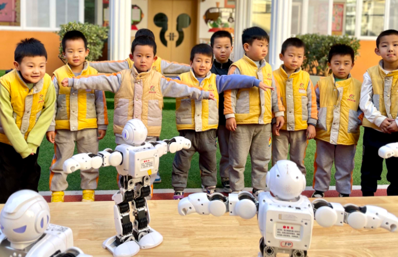 机器人走入幼儿园  精彩表演趣味多