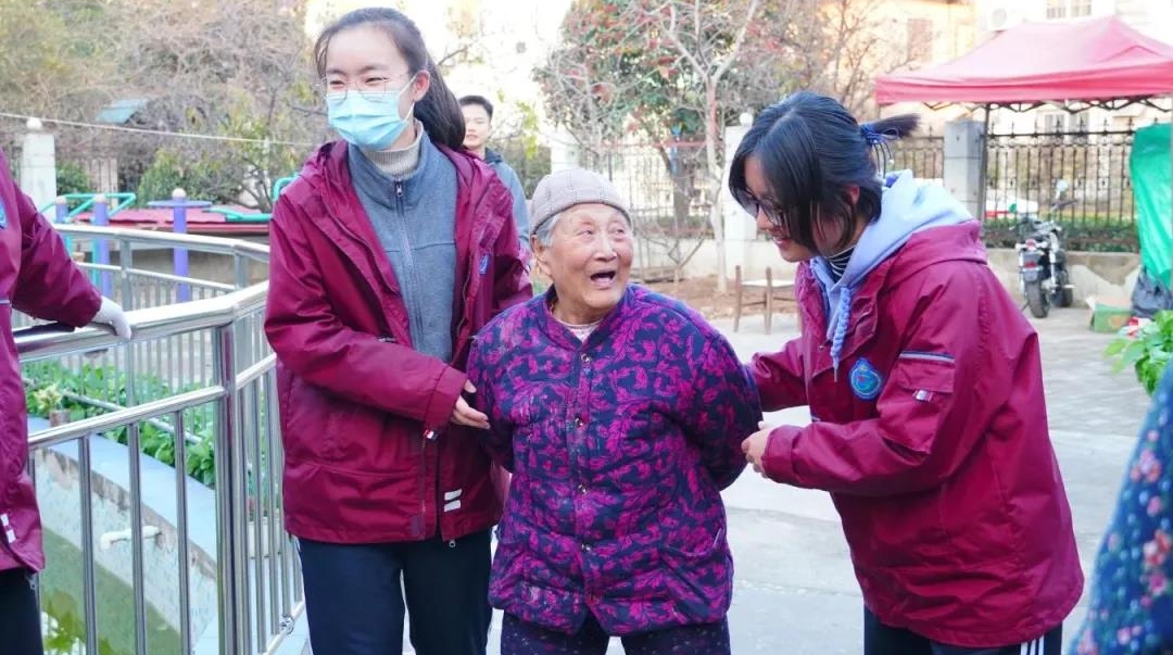西安西港花园高级中学走进社区开展志愿活动 