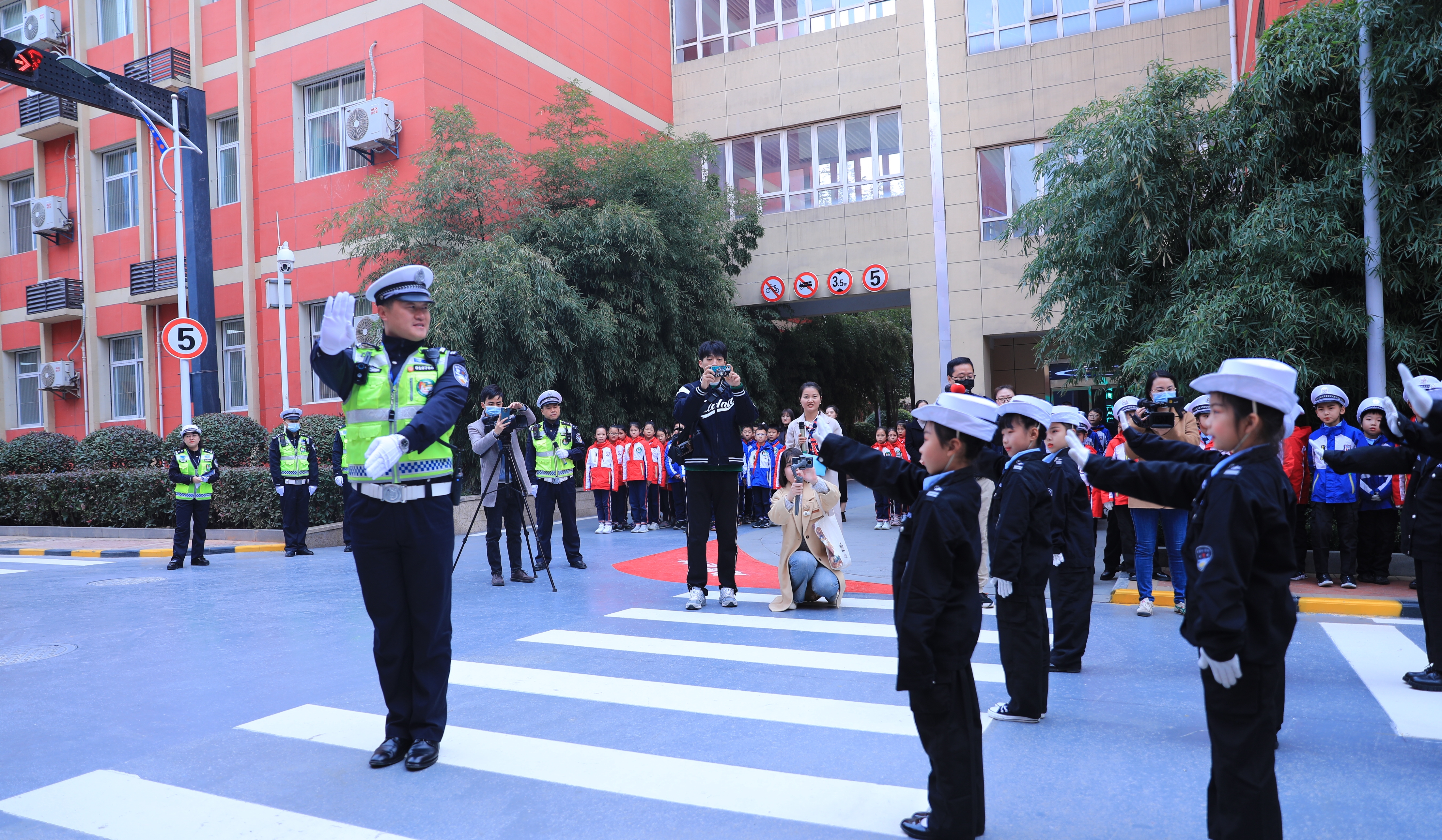 把“道路”搬进校园 让“平安”种进心中