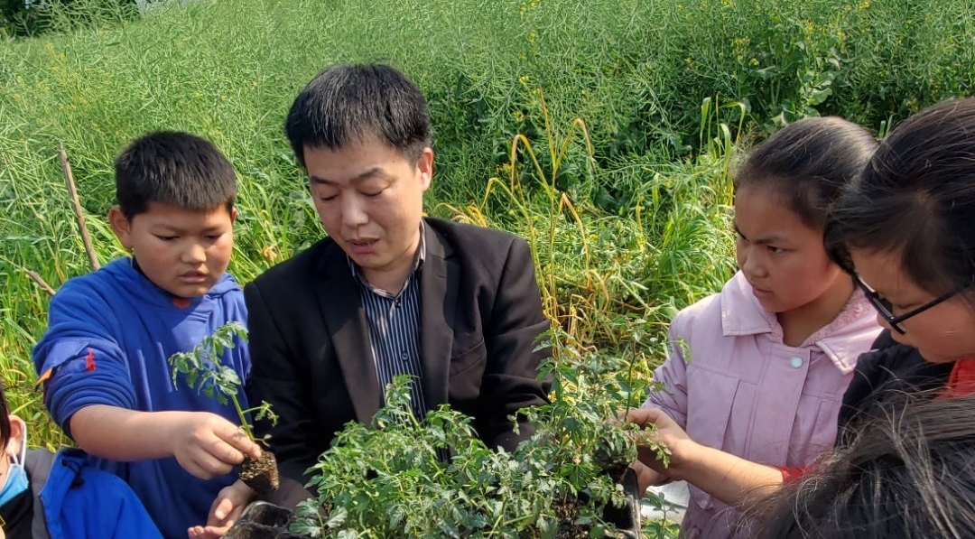 用生命书写  用行动言说