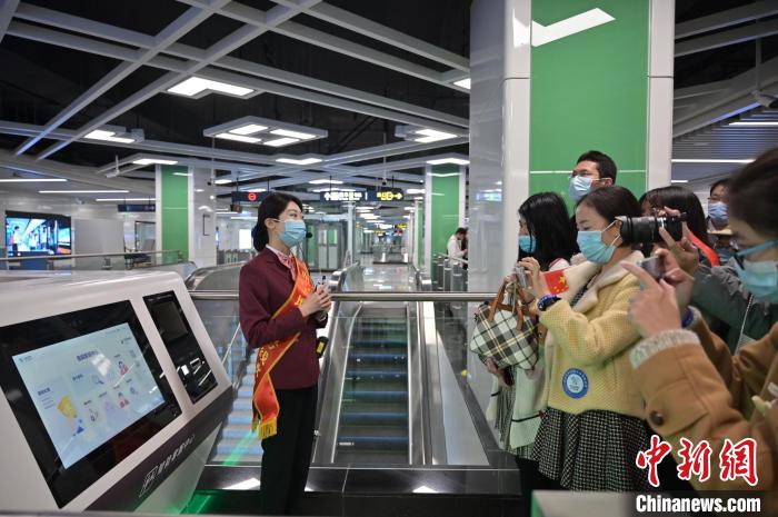 图为地铁工作人员向市民介绍智能客服中心。　俞靖 摄