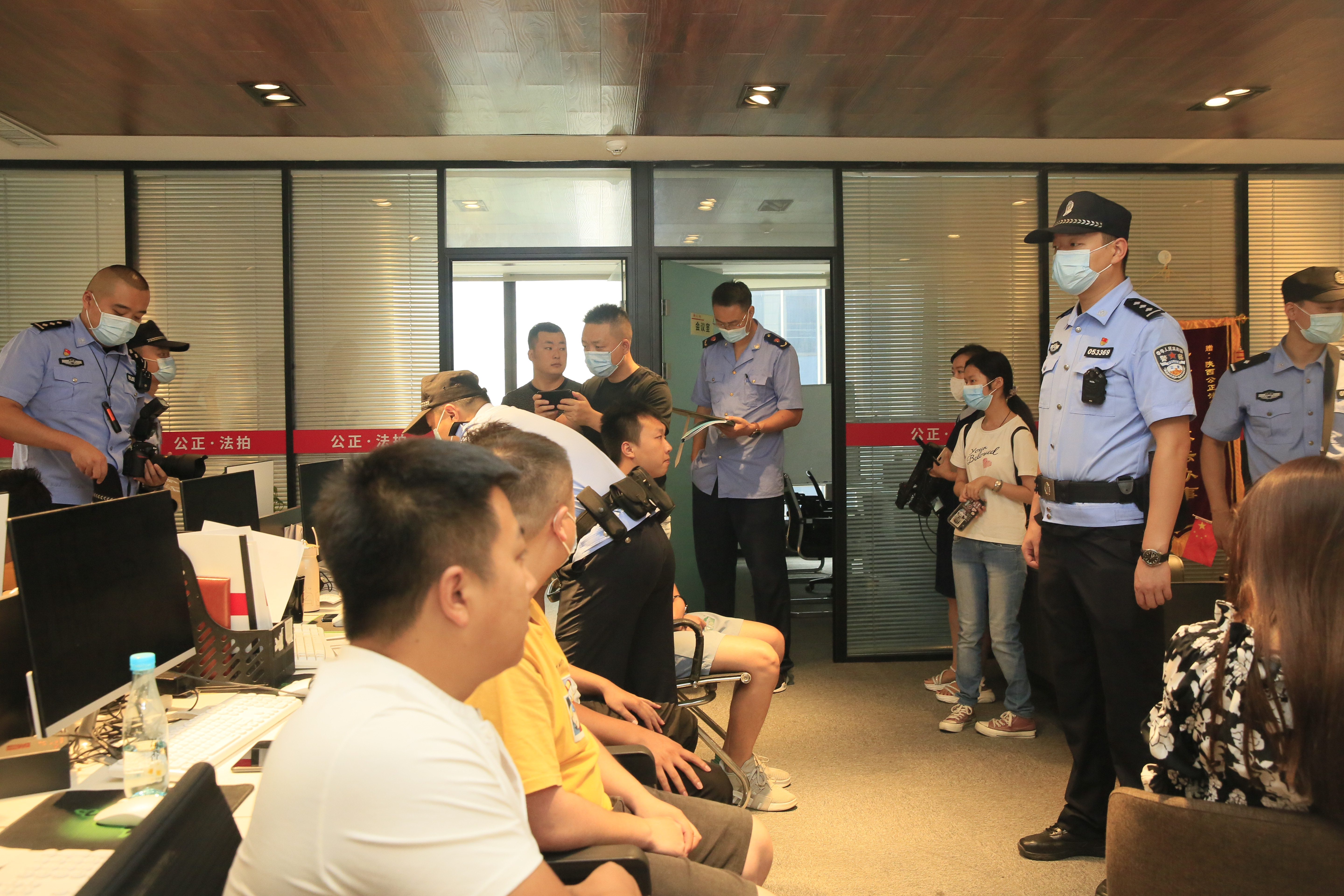(创造最安全城区):为维护良好的社会治安秩序,分局统一部署扫楼行动.jpg