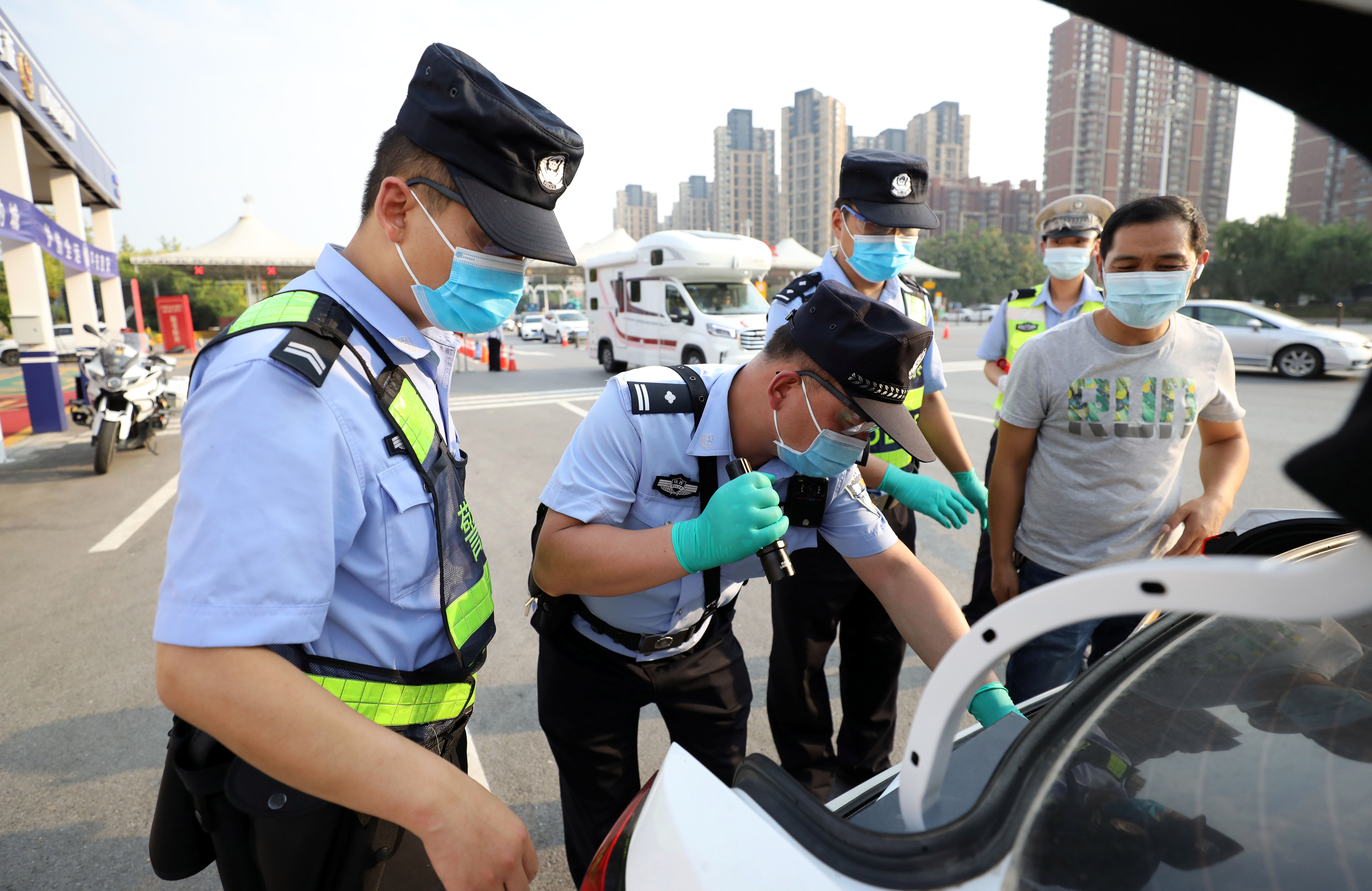 (建立最务实警务:用得好)今年夏天,曲江检查站,分局民警按照疫情防控工作要求,对往来市内车辆认真开展查控工作.jpg
