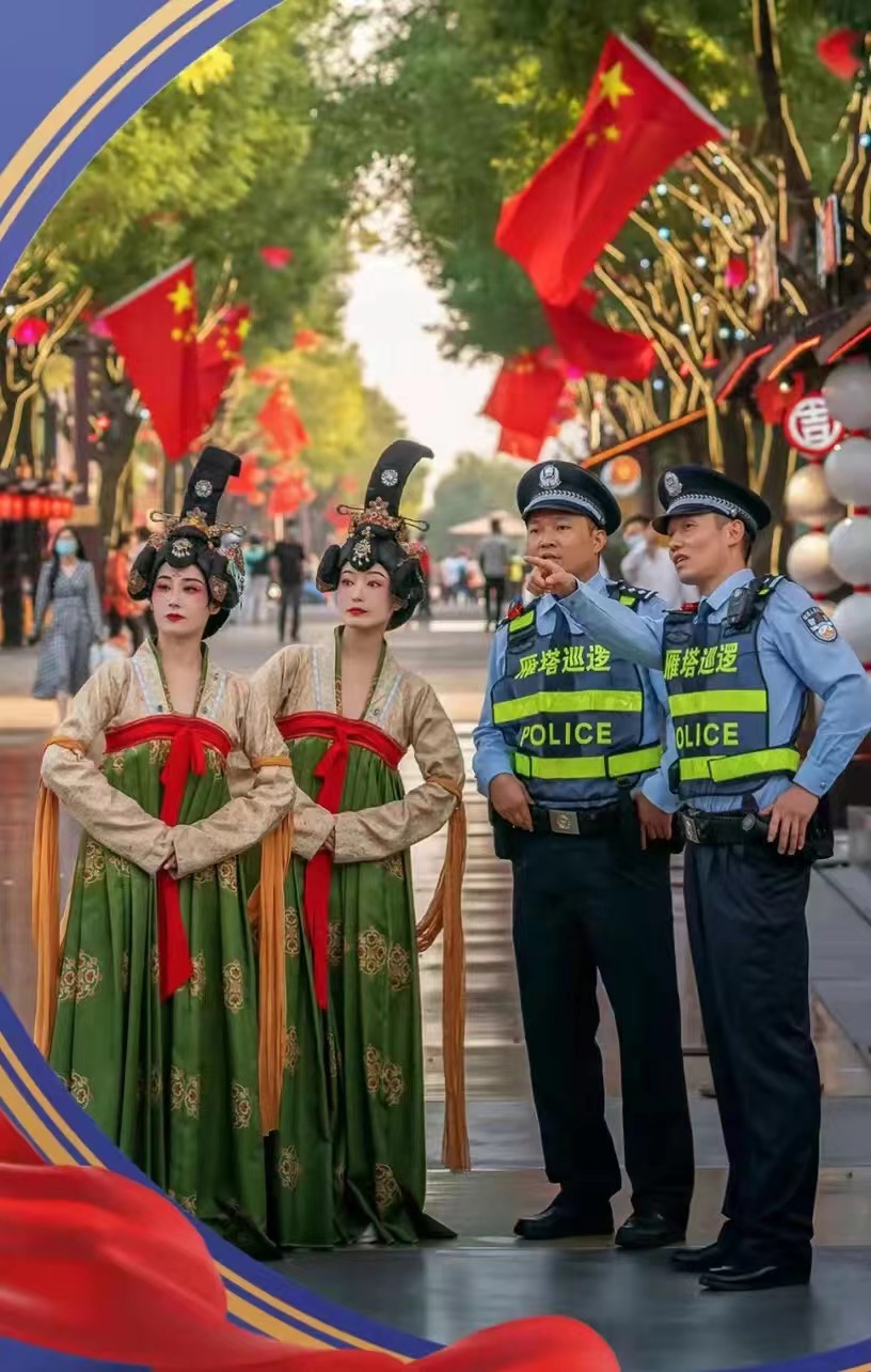 (建立最务实警务:防得住)分局民警在大唐不夜城执勤.jpg