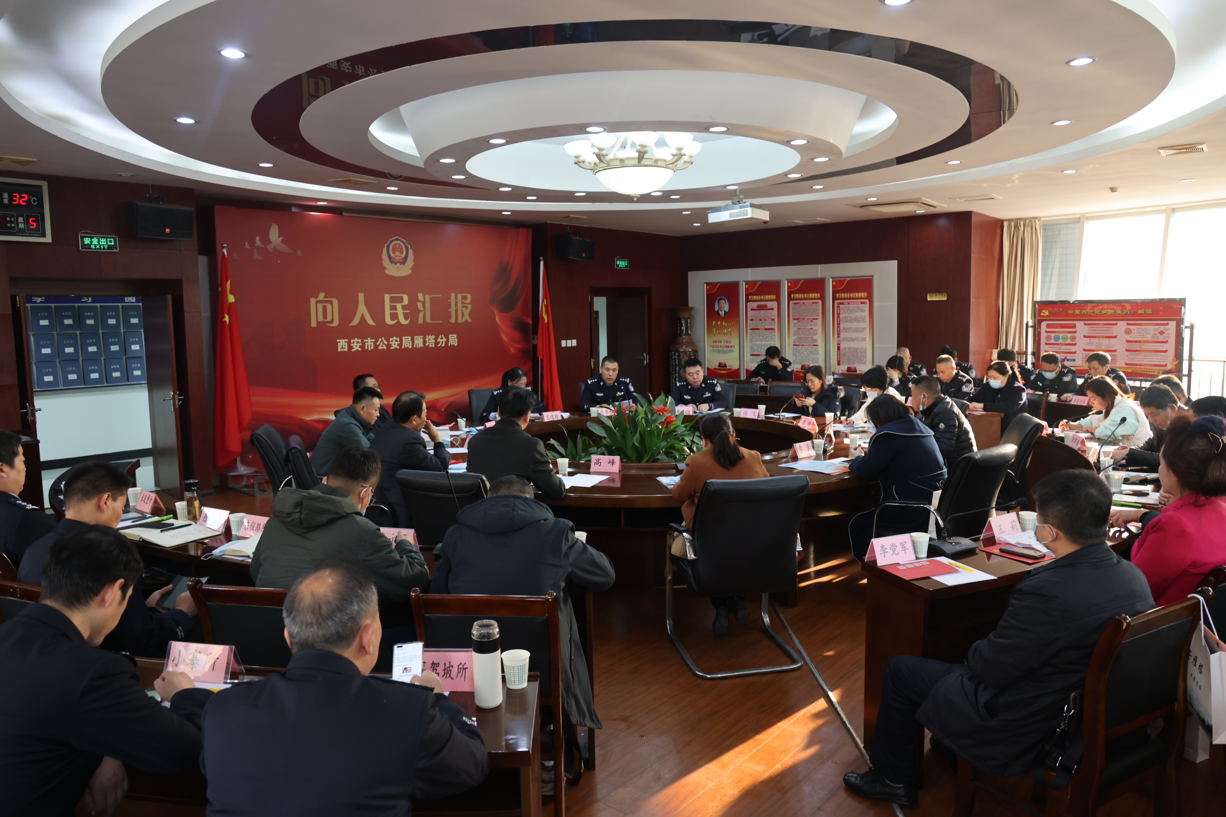 分局举办“向人民汇报”座谈会,邀请“两代表一委员”走进警营提意见.jpg