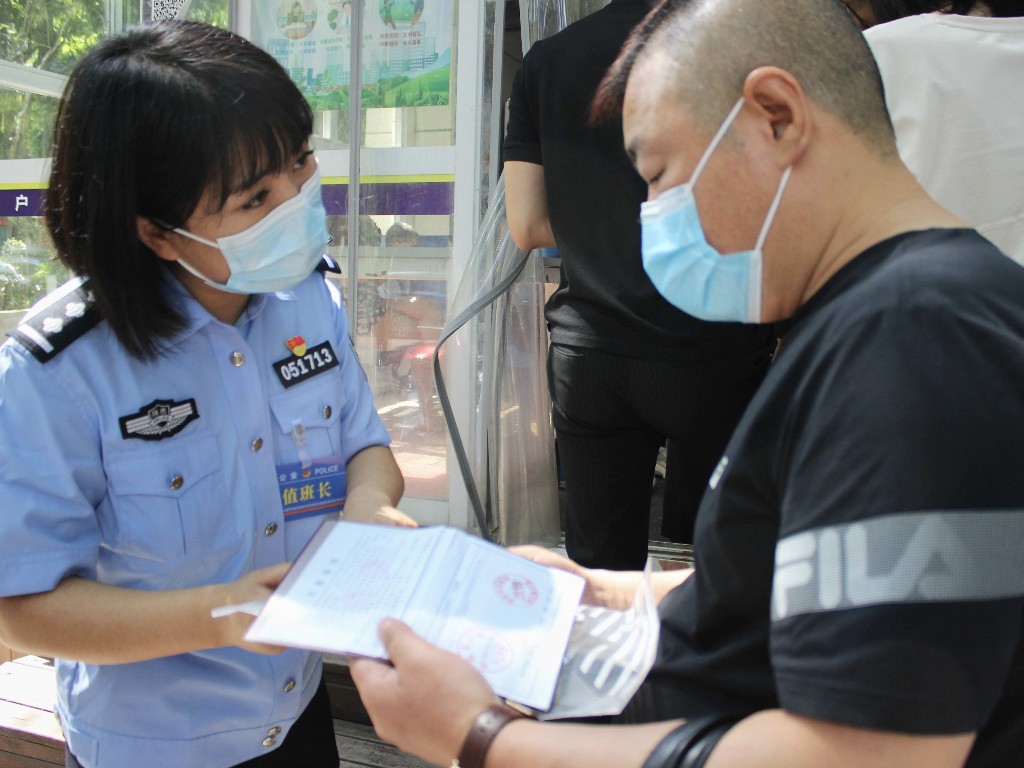 (创建最安全城区):户政窗口热情服务,每一纸证件传递出浓浓的警民之情.jpg