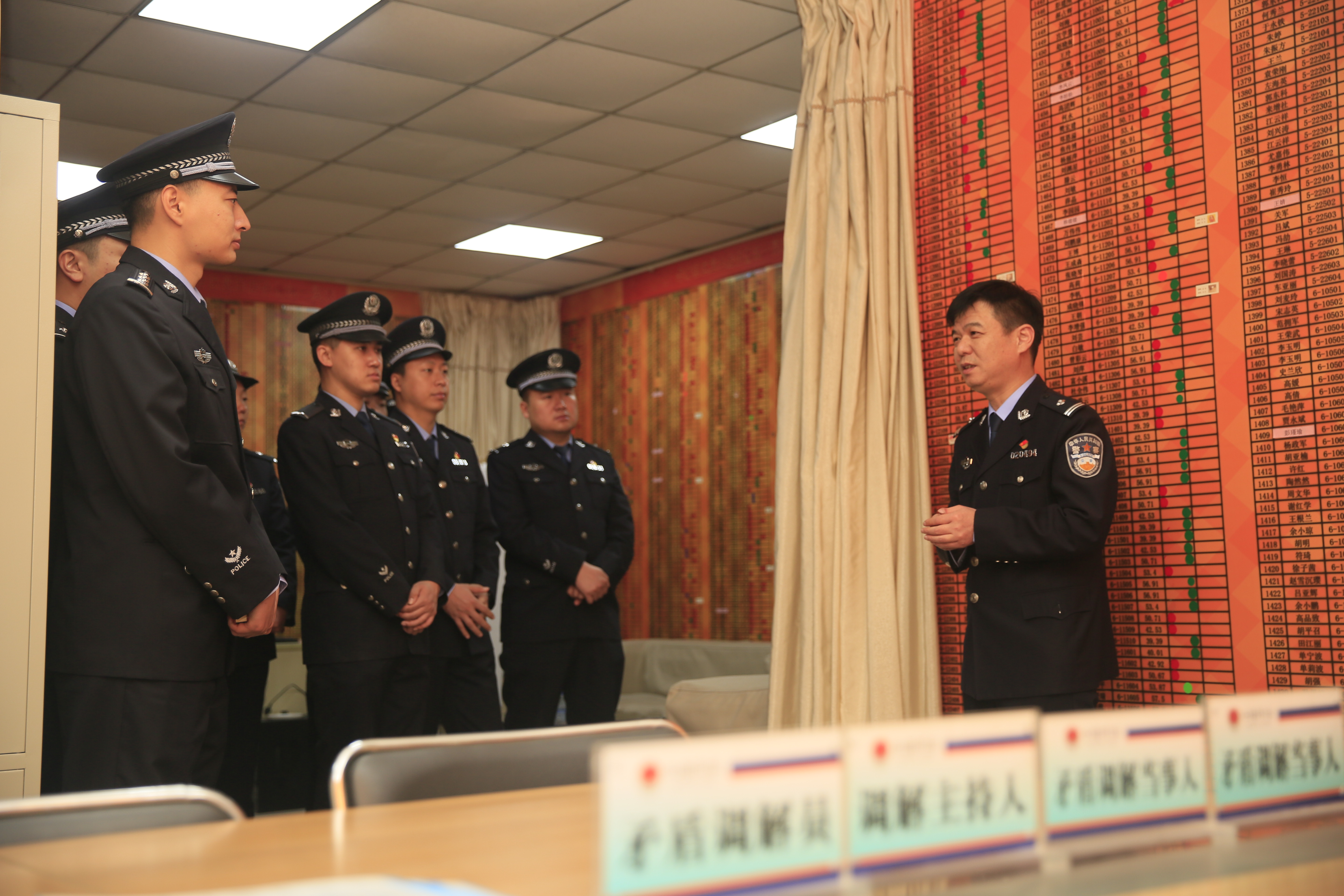 (打造最过硬队伍:教育整顿)举办“跟班先进找差距”活动,对标先进典型,向英模代表学习.jpg