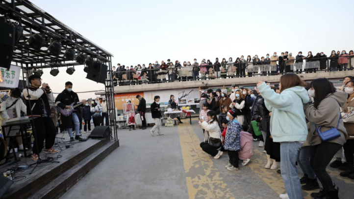 图集 | 城墙根下的“露天音乐会”