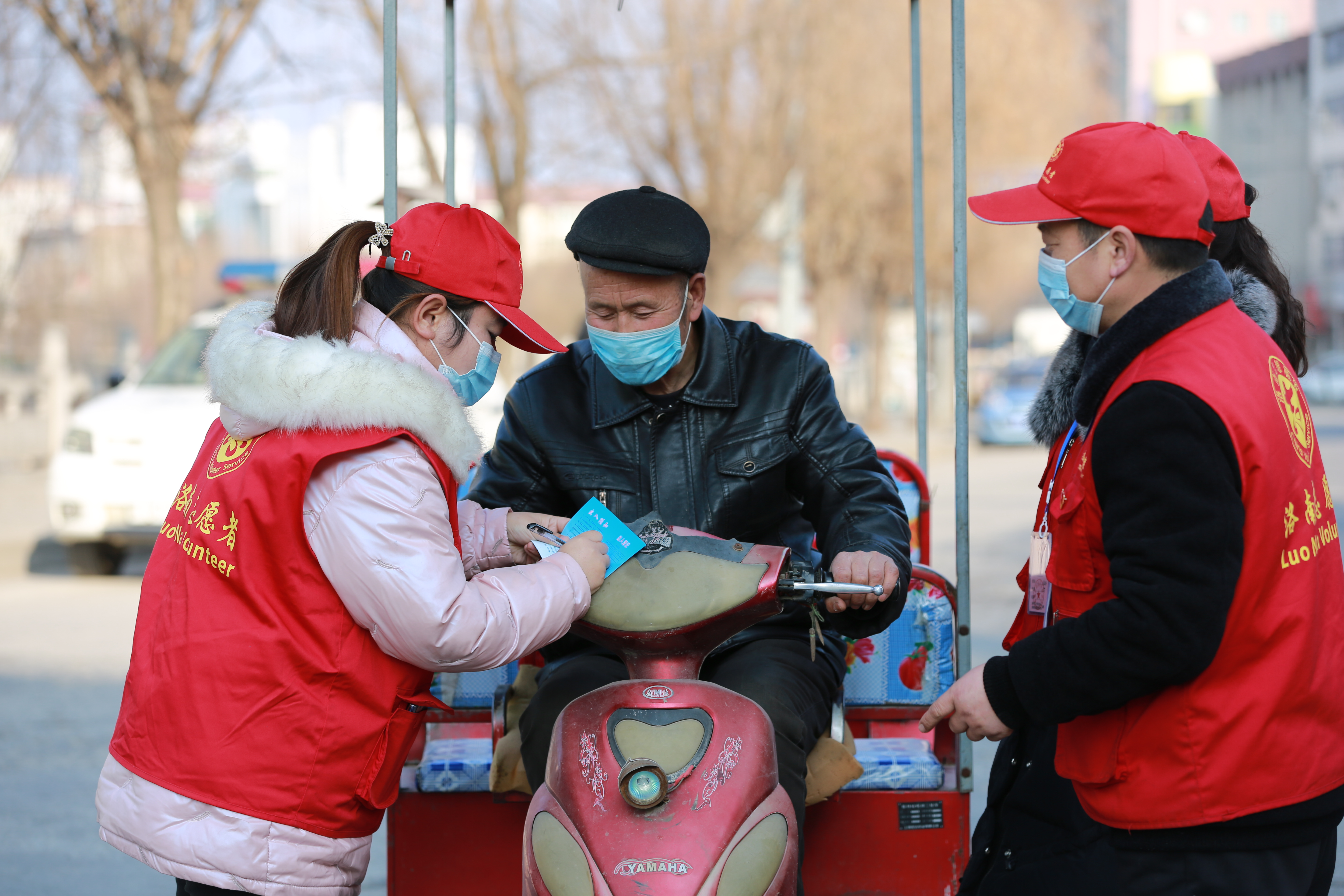 "我是一名志愿者,更是一名党员,我愿为家乡平安奉献力量.