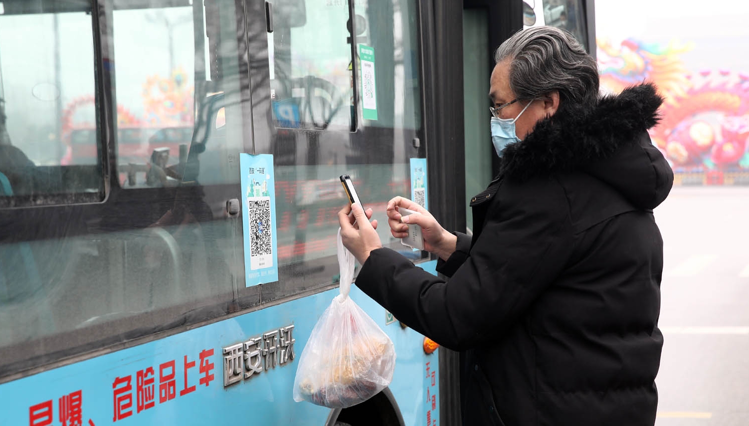 记者直击丨公交车全面恢复运营首日，乘客自觉扫码上车