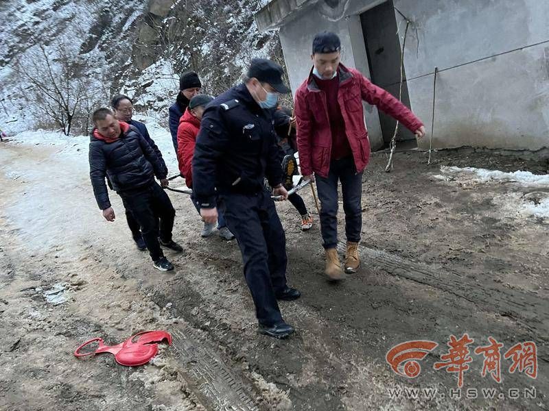 西安游客因观雪景爬山不慎摔伤 警民将其从山里抬出救治