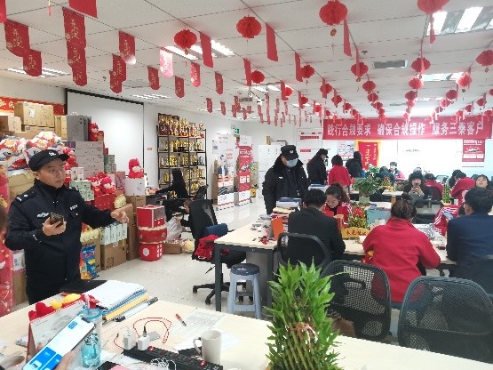 平安普惠西安一中心联合雁塔公安开展防范电信网络诈骗宣导
