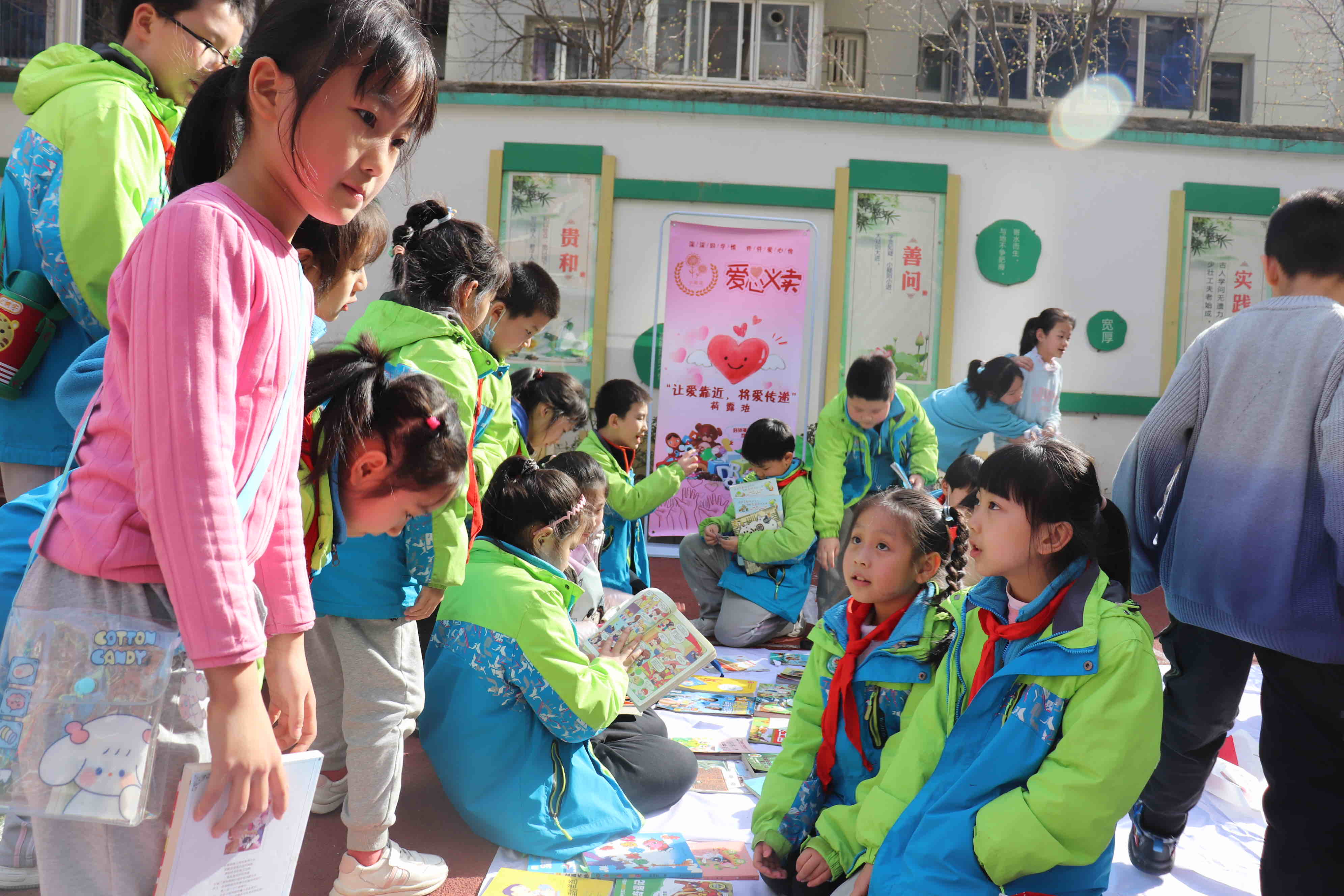 西安市碑林区何家村小学学雷锋有新意开展小葵花爱心图书义卖和五个一