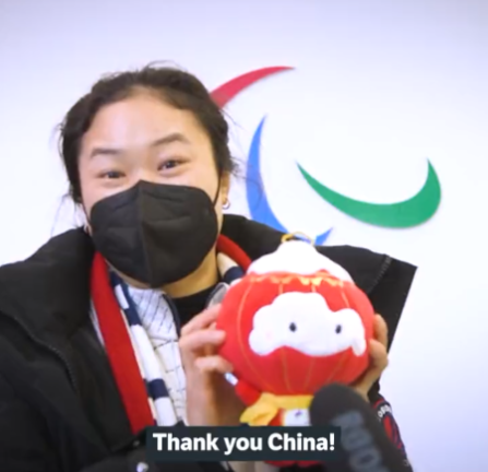 各国运动员手捧雪容融感谢中国 外国网友：令人难忘