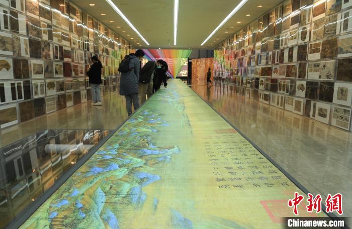 图为:展出的《千里江山图》. 王刚 摄
