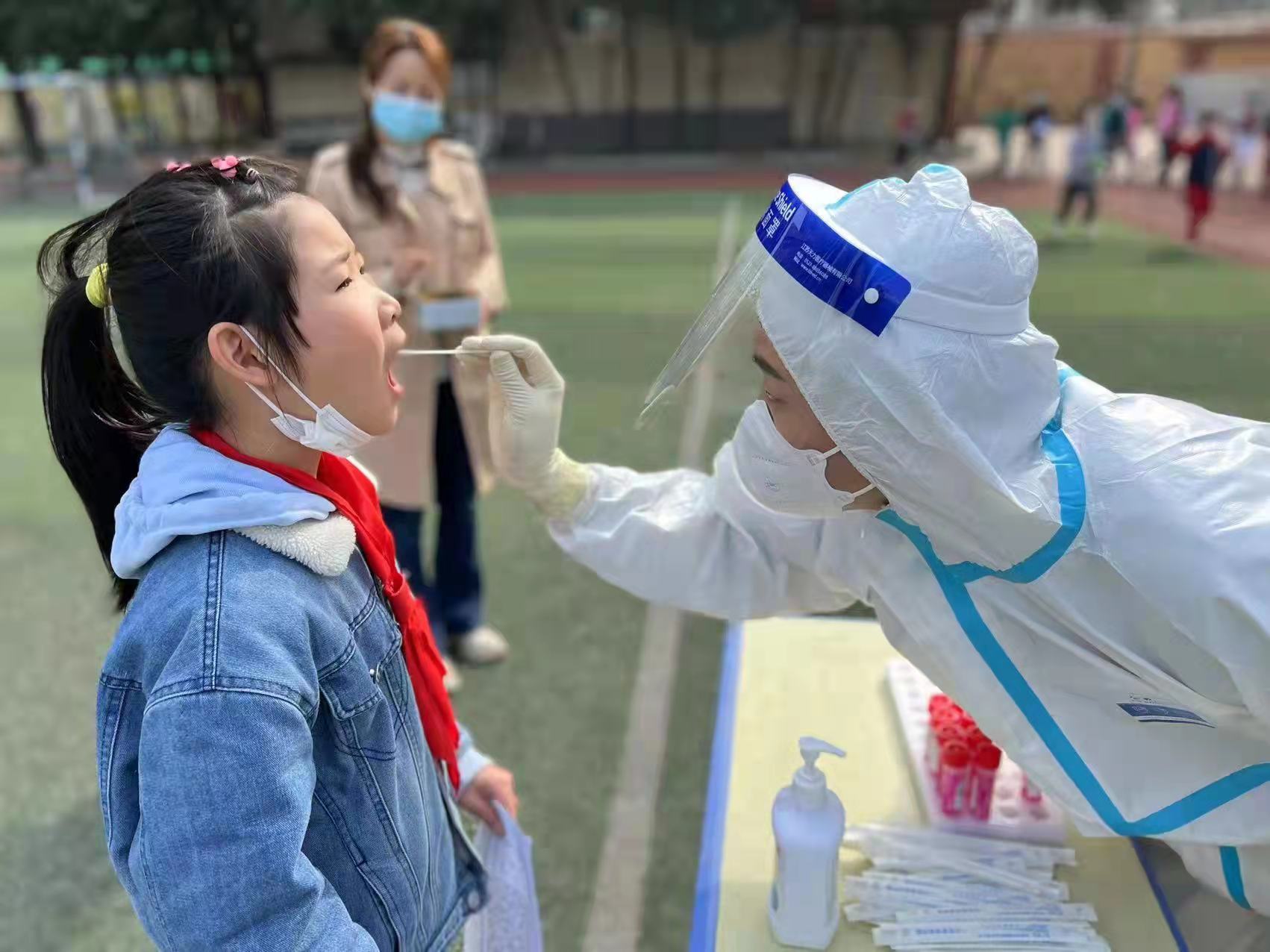 学校采核酸图片图片