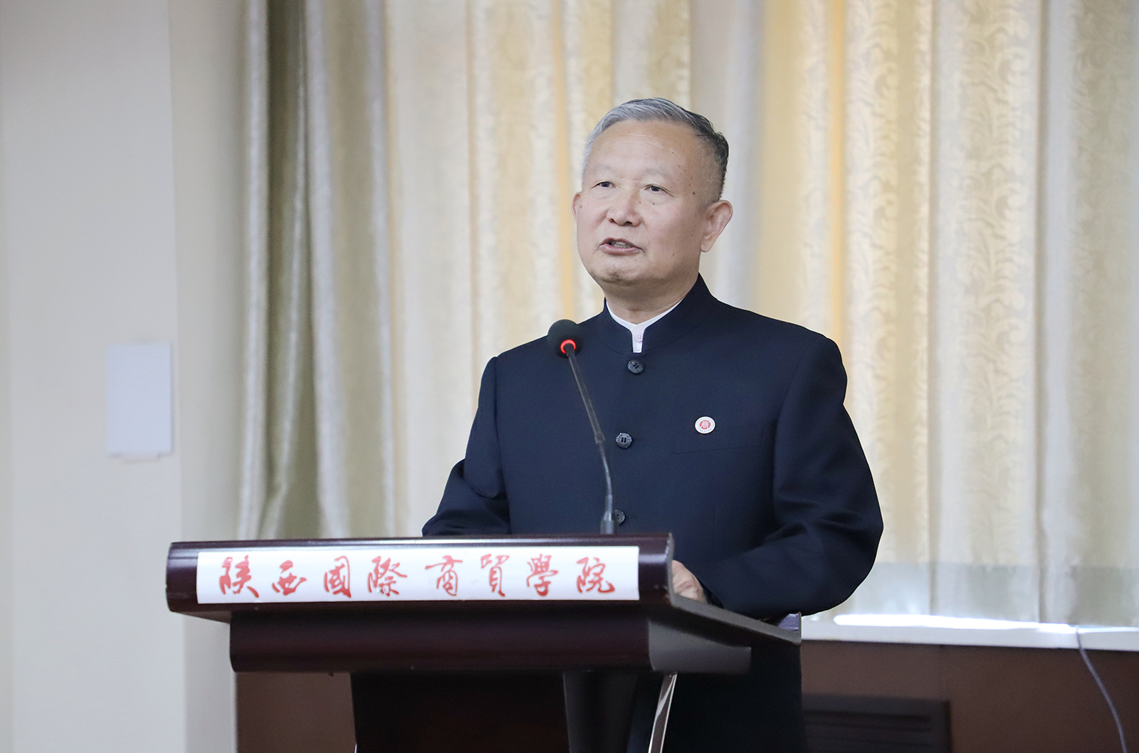 会上,贾明远受校长王正斌委托作学校工作报告,全面回顾了2021年学校办