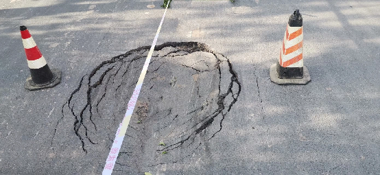 西安市公路局紧急处置路面沉陷消除安全隐患保障公路畅通