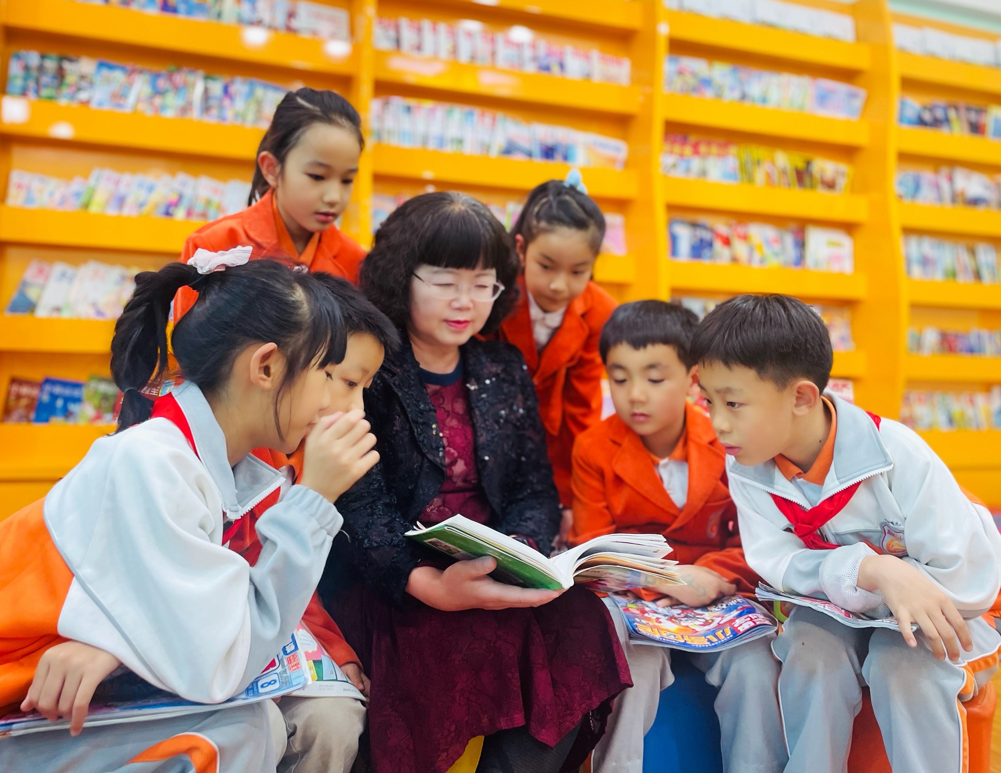 高新三小“名校+”总校长谭丽艳鼓励孩子们享受读书的快乐