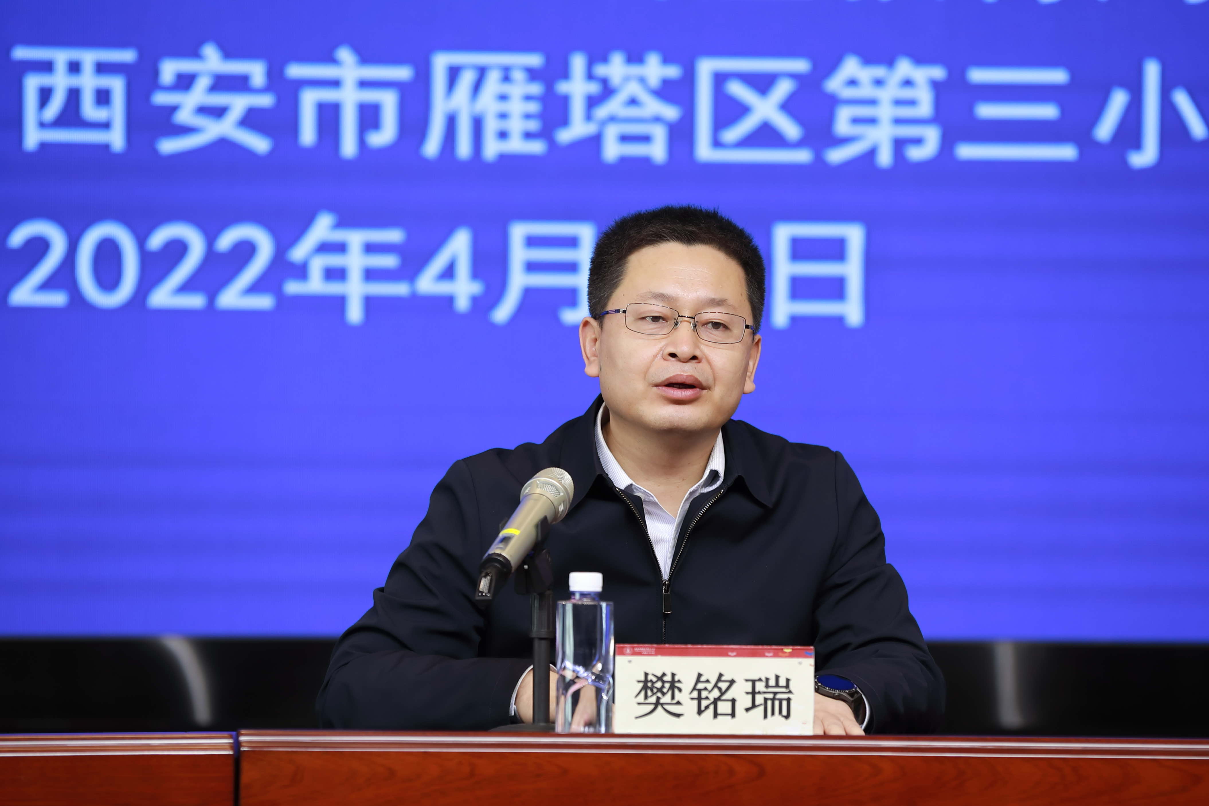 解慧明,樊铭瑞,曹巍分别代表承办方与主办方致辞,《中国教师》杂志社