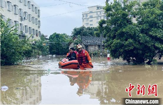 广东消防救援人员闻“汛”而动，及时解救被困民众 广东省消防救援总队 供图