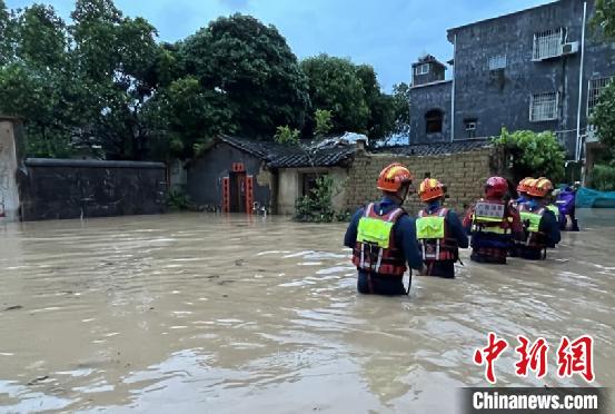 广东消防救援人员闻“汛”而动，及时解救被困民众 广东省消防救援总队 供图