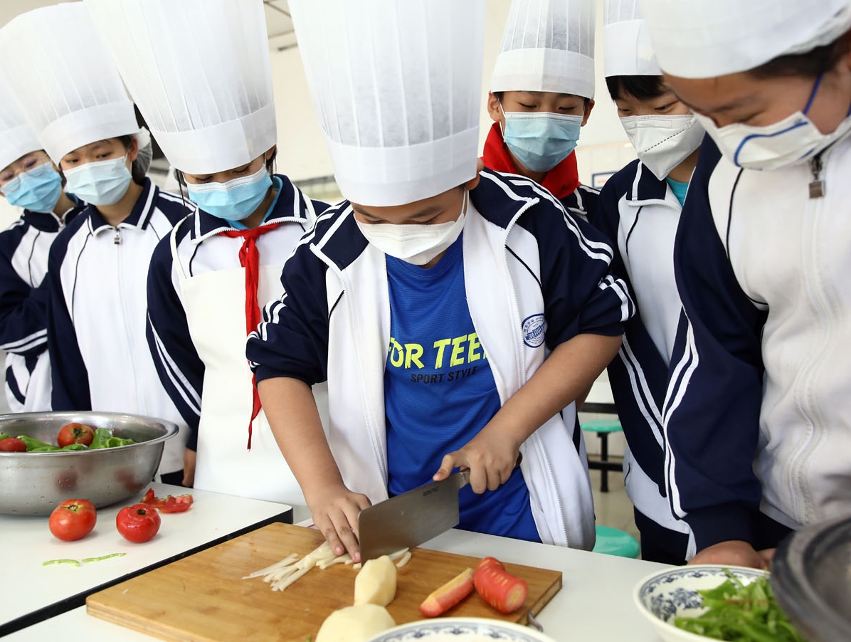胡萝卜切丝 青椒掰开洗 土豆丝要脆这可不是餐厅 而是西安一中学的劳动课堂