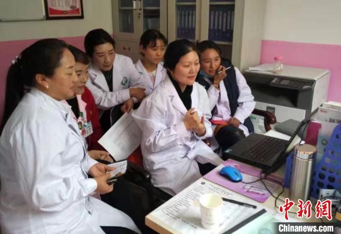 沈彧澜(右二)为八宿医务人员进行培训帮扶。 受访者供图