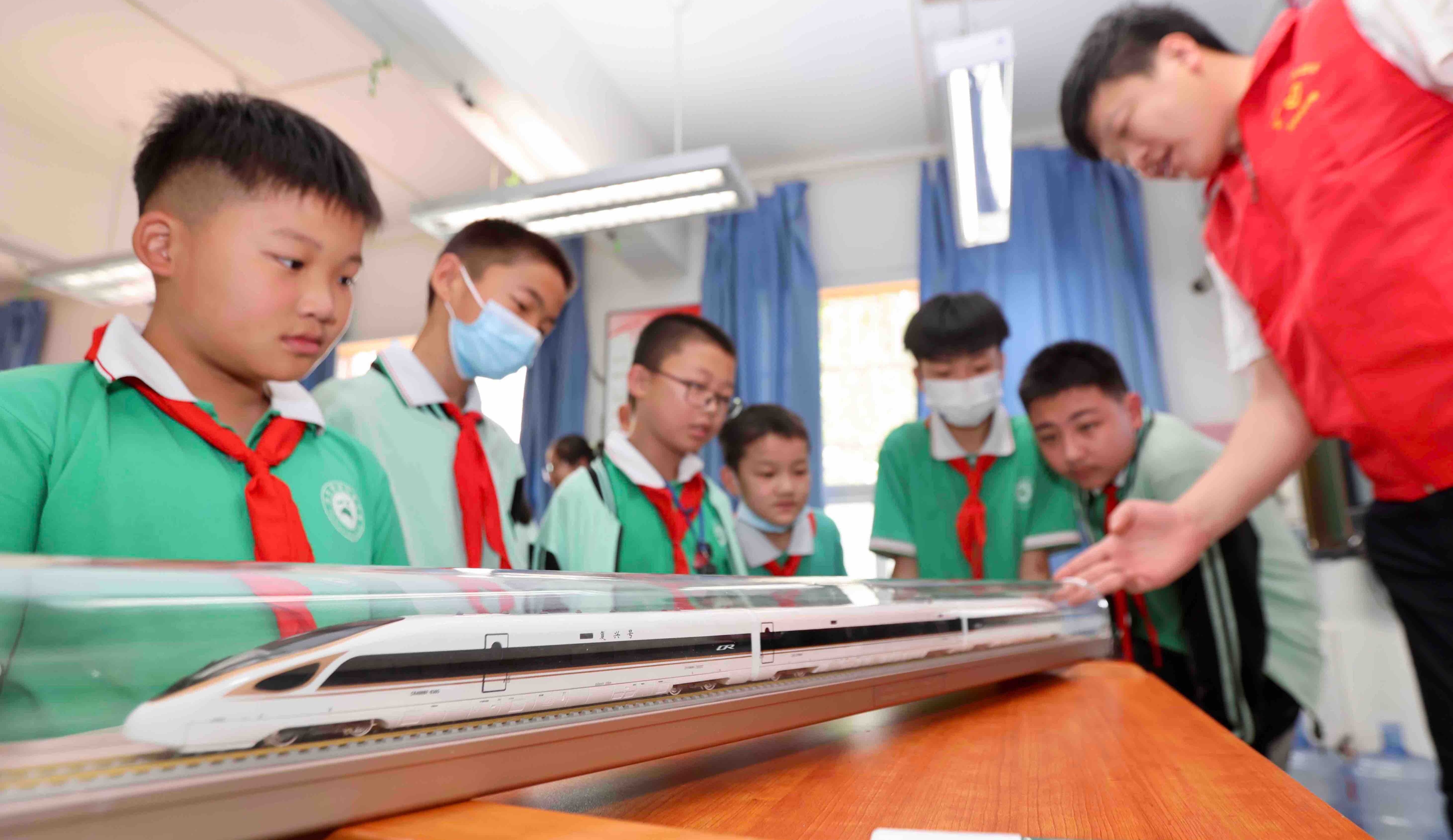 西安动车段志愿者进学校宣传安全教育