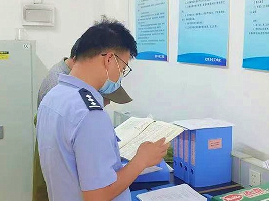 渭城公安禁毒民警对易制毒企业进行专项检查