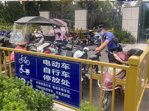 国际港务区城管局：合理施划停车位 规范非机动车停放