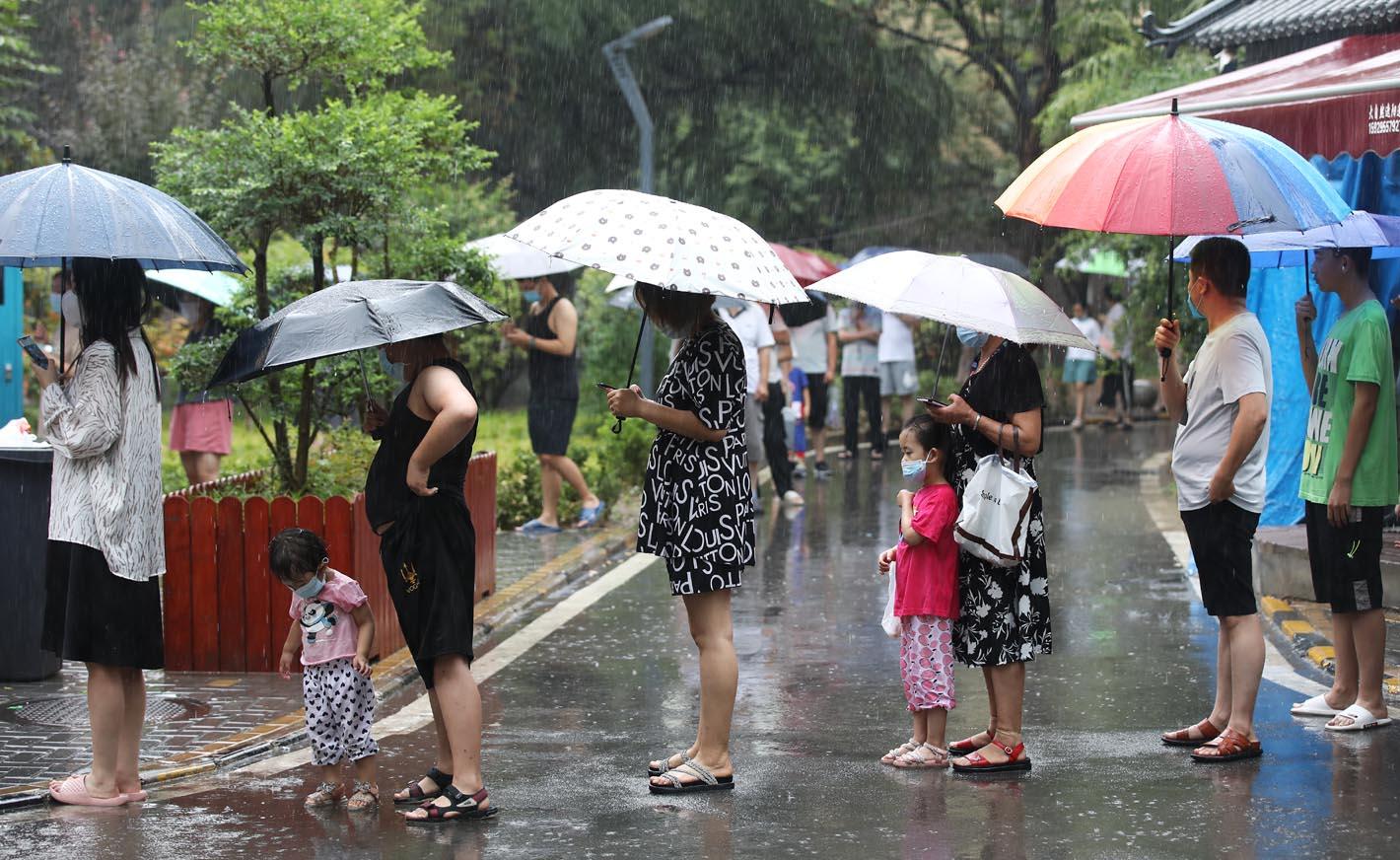 雨中排队做核酸图片图片