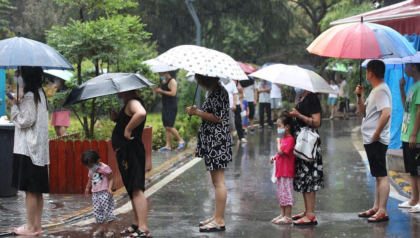 【图集】市民雨中排队做核酸，秩序井然