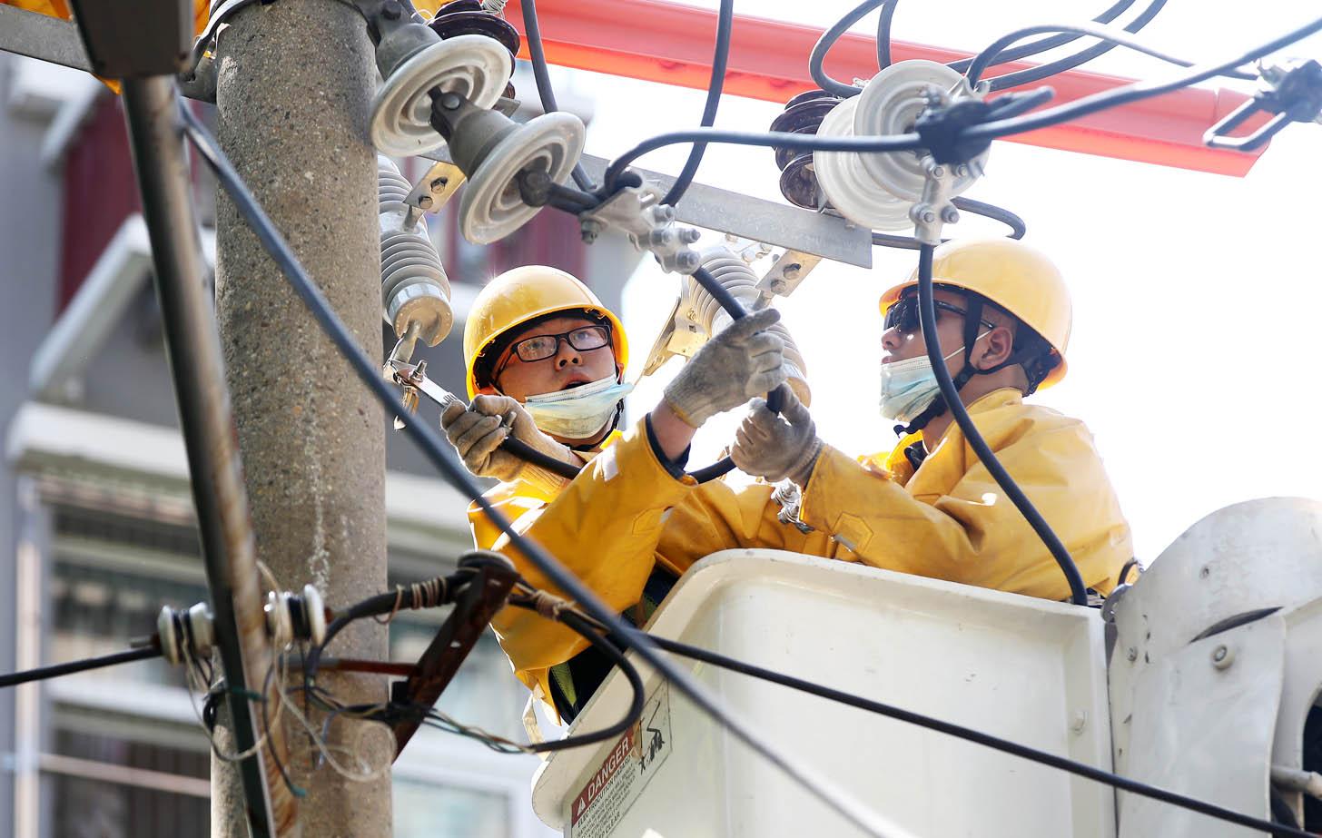 图集5分钟灌3瓶水95后电力工人衣服拧出了水