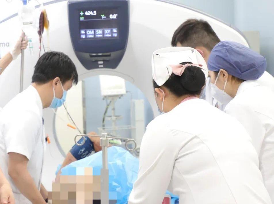 生死时速！6个科室8个小时医护携手从他体内取出一根长1.2米的钢筋