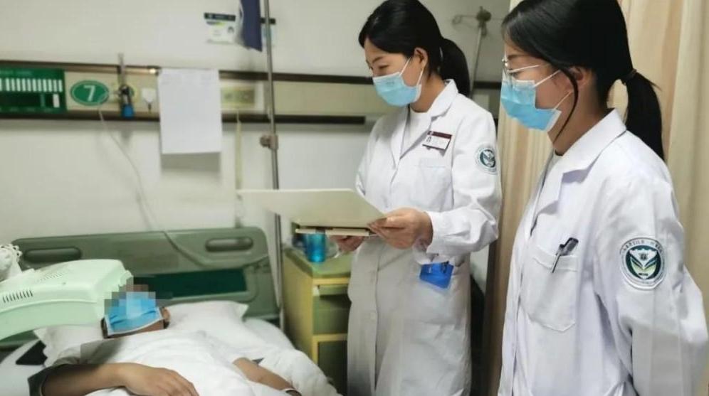 26岁小伙右肘关节突然红肿热痛活动受限竟是患了风湿病