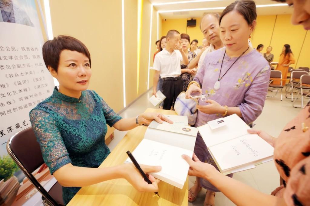 【图集】散文集《不跪的山羊》《我从土中来》在碑林图书馆发布