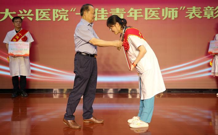 【图集】医师节||赵铱民院士为优秀青年医师赠送“金色听诊器”
