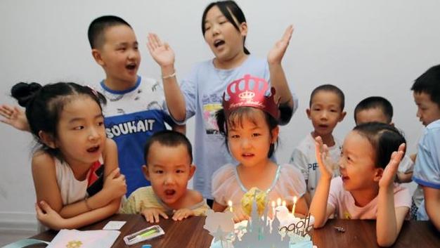 七彩课堂·快乐暑假④“生日快乐！”史雨桐和同学们一起分享成长的快乐
