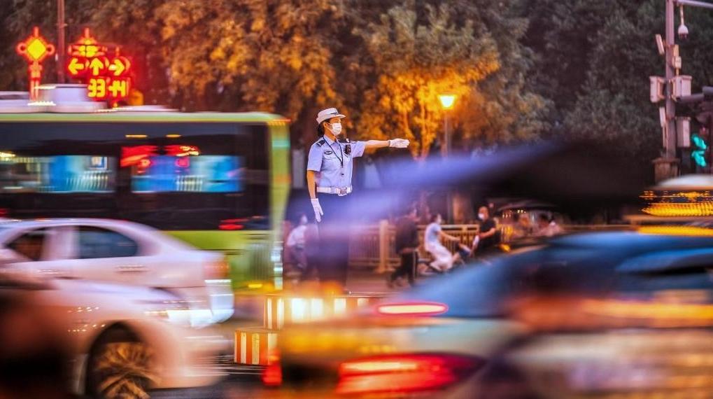 【图集】辛苦了！假期交警坚守岗位护平安