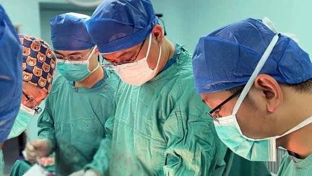 医生妙手结肠变食管 一台手术解决两癌症